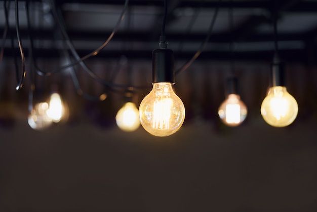 Foto selektiver fokus der glühlampe hängend an der decke des restaurants.