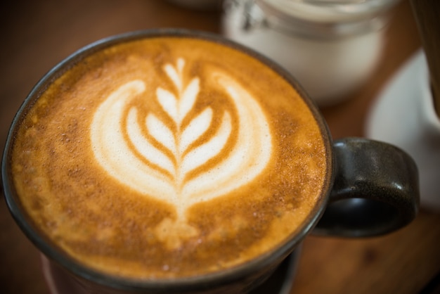 Selektiver Fokus der Latte Art Kaffeetasse