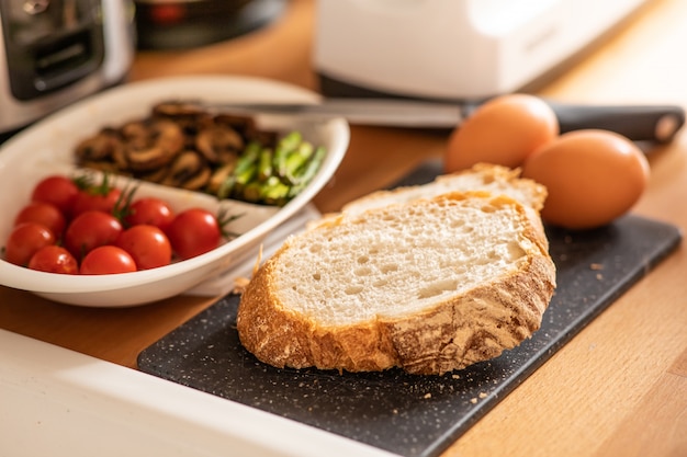 Selektiver Fokus des Frühstücksmenüs auf der Küchentheke am Morgen