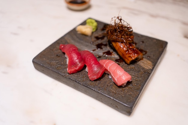 Selektiver Fokus Ein Teller mit Thunfisch-Sushi und Unagi Nigiri oder Aal-Sushi
