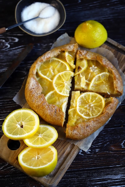 Selektiver Fokus Galette mit Zitronen Gesundes Dessert Backen von Zitrusfrüchten Zitronentarte