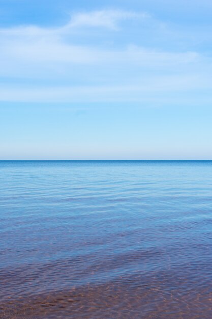 Selektiver Fokus, glatte Horizontlinie, blauer See