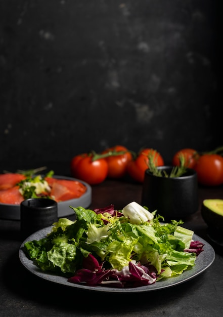 Selektiver Fokus. grüner Salat aus frischen Kräutern, Naturkost. auf einem dunklen Hintergrund in einer zurückhaltenden. eine Basis für einen leichten Snack