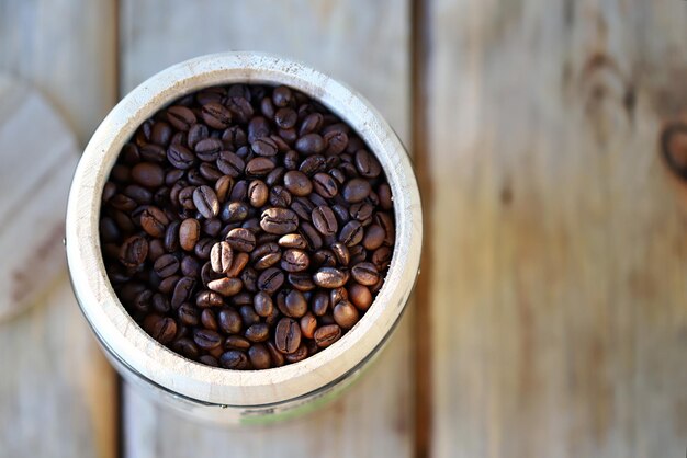 Selektiver Fokus. Kaffeebohnen. Gerösteter Arabica und kräftig.