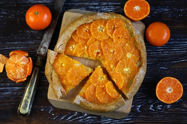 Selektiver Fokus Mandarinen-Galette Torte mit Mandarinen Zubereitung von Zitrus-Galette