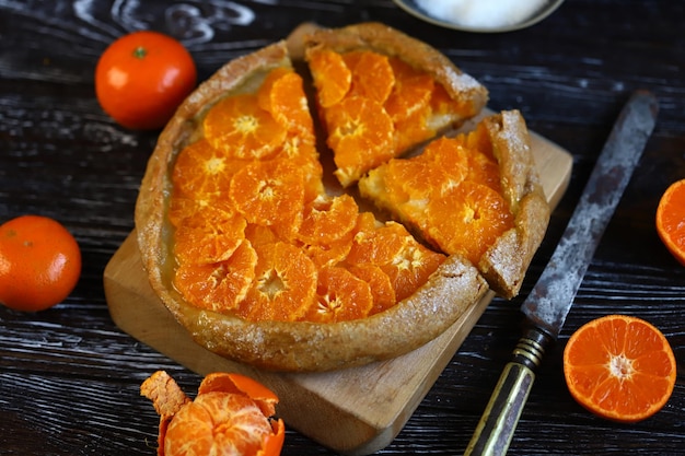 Selektiver Fokus Mandarinen-Galette Torte mit Mandarinen Zubereitung von Zitrus-Galette