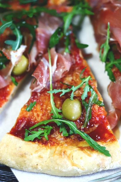 Selektiver Fokus Pizza Jamon und Arugula Italienische Pizza