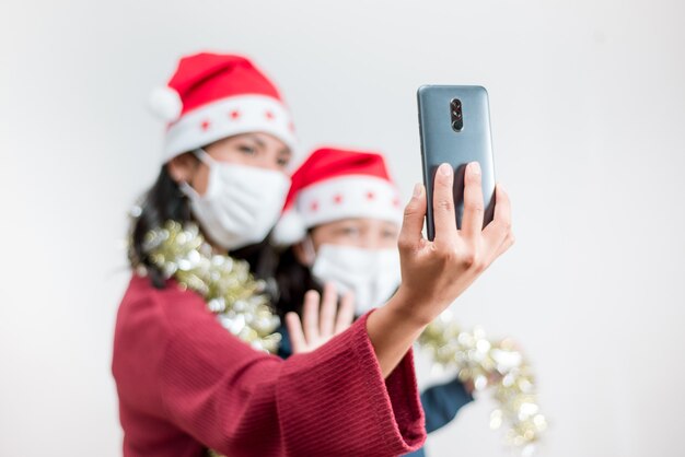 Selektiver Fokus Smartphone Videoanruf auf Weihnachten Coronavirus.