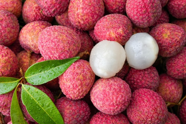 Selektiver Fokus Stapel Lychee mit Blättern