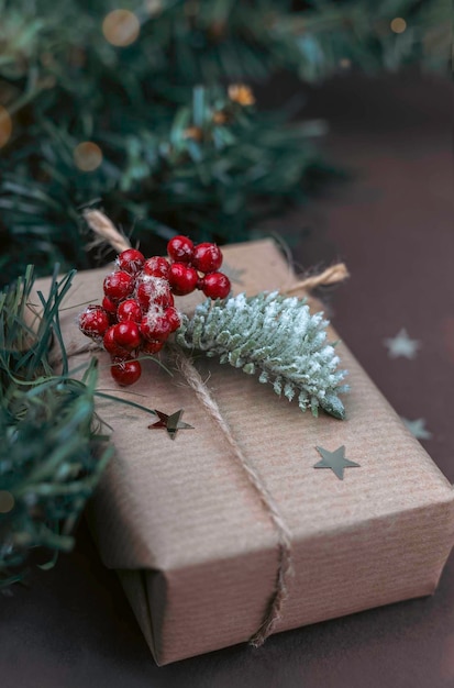 Selektiver Fokus und Nahaufnahme handgemachte umweltfreundliche Weihnachtsgeschenkbox mit Dekorationen und Bokeh.