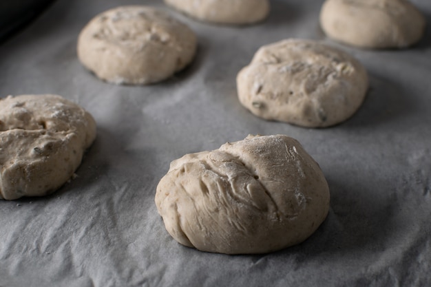 Selektiver Fokus von Brötchen vor dem Backen.