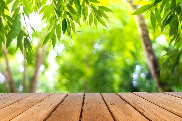 Selektiver Fokus von leerem altem Holz auf unscharfen Naturunschärfepark mit abstraktem Bokeh-Hintergrund