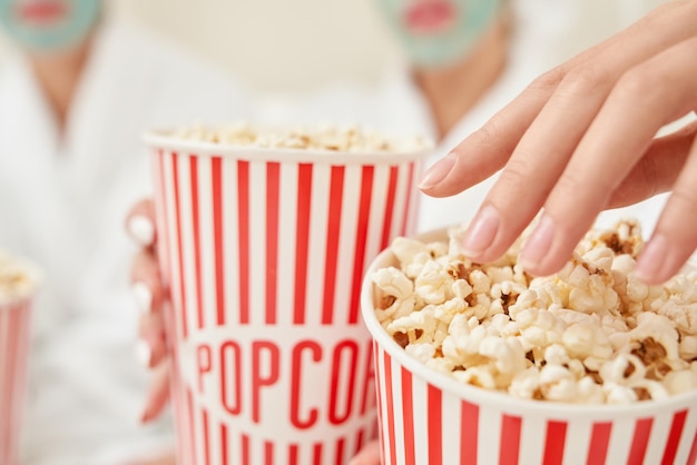 Selektiver Fokus von Popcorn-Boxen in weiblichen Armen