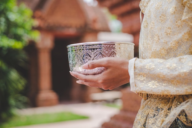 Selektiver Fokus Weibliche Hände halten eine Wasserschüssel in Tempeln und bewahren die gute Kultur der Thailänder während des Songkran-Festivals Thai-Neujahrs-Familientag im April