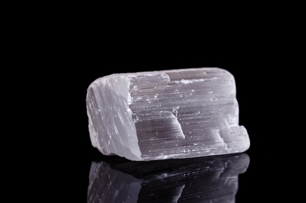 Selenita de pedra mineral macro no fundo preto