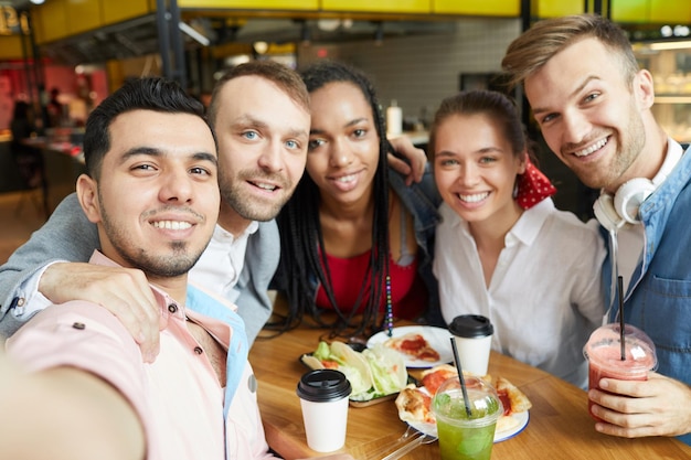 Selfie con amigos en cafe