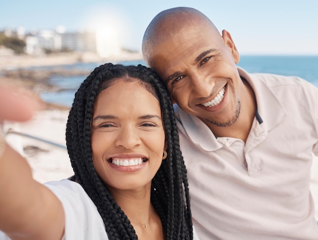 Selfie de amor y retrato de pareja negra en la playa disfrutando de vacaciones de verano y fin de semana romántico Aventura de estilo de vida de viaje y hombre y mujer relajan el vínculo y sonríen junto al mar en Miami