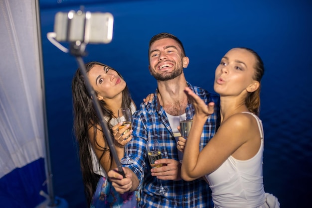 Selfie auf dem Hintergrund der Seefreunde machen den Selfie-Nachtdamm