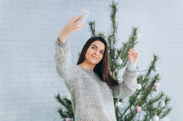 Selfie auf einem Weihnachtsbaumhintergrund.