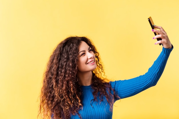 Selfie-Besessenheit. Sucht nach sozialen Medien. Moderne Technologie. Junge Dame, die Smartphone verwendet, um Porträtfoto zu machen.