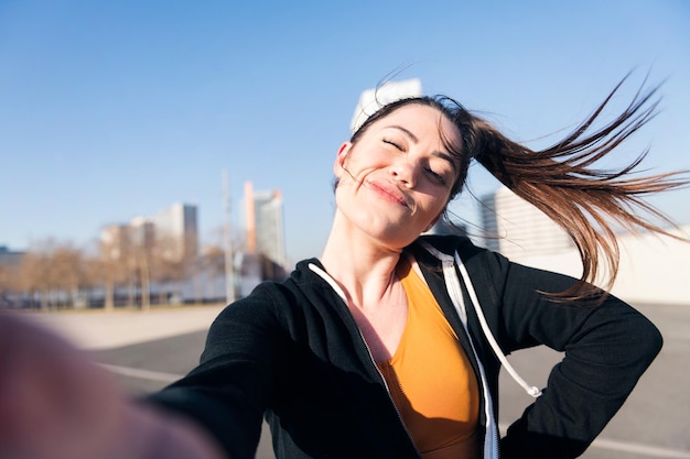 Selfie de una corredora divertida y linda