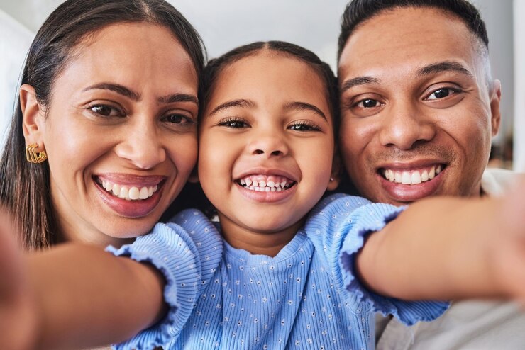 Foto selfie crianças e família com uma menina mãe e pai tirando uma foto em sua casa juntos retrato crianças e amor com um homem mulher e filha posando para uma foto enquanto se unem