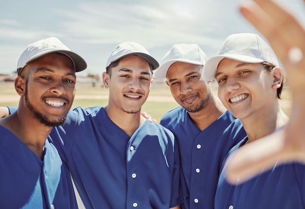 Selfie de beisebol e equipe em um campo para um treinamento de jogo ou exercício Retrato do rosto de um jovem grupo de atletas felizes e animados com uma foto em um campo ou parque na natureza para colaboração em esportes
