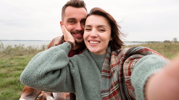 Foto selfie de casal feliz na natureza