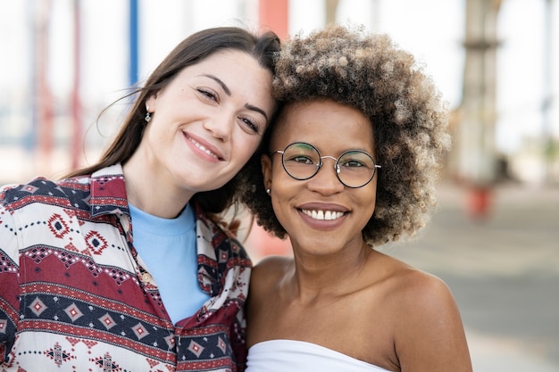 Selfie de duas mulheres lésbicas, sorrindo feliz, ao ar livre