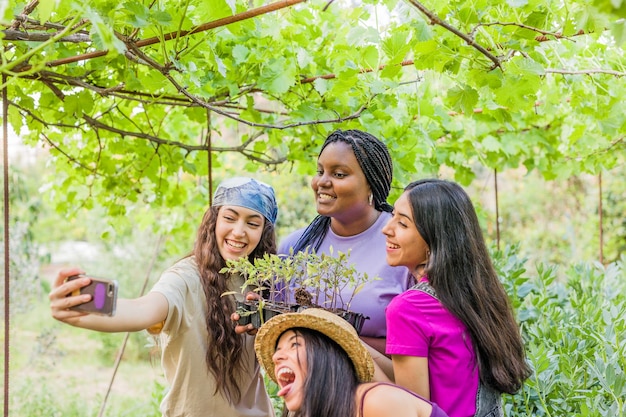 Selfie de grupo voluntário multiétnico Trabalho em equipe de amizade no jardim urbano Mulheres latinas e marroquinas