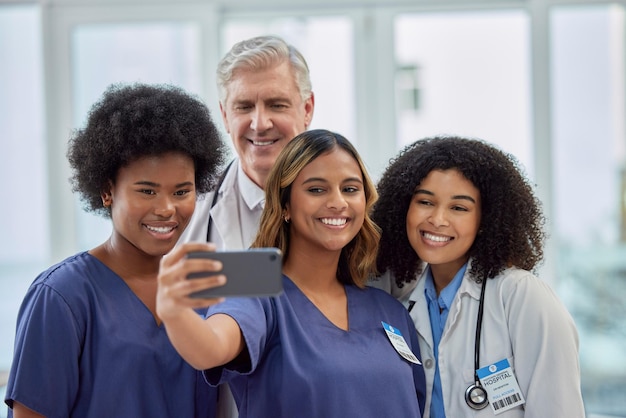 Foto selfie de médicos, enfermeiras ou grupo de pessoas de saúde para atualização de mídia social ou trabalho em equipe hospitalar mulheres de diversidade e gerente de estágio sorriem na foto do perfil na equipe ou site de postagem de carreira