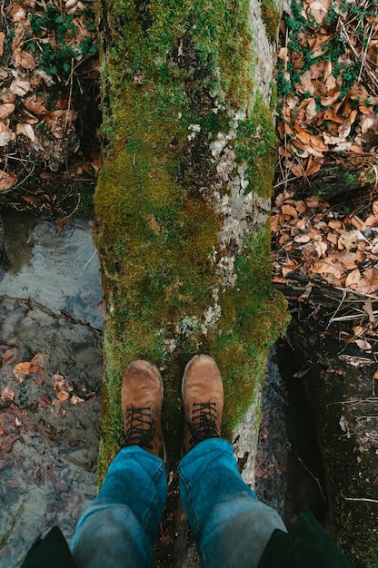 Foto selfie de pés em botas no outono ou na primavera. viagem e aventura na floresta