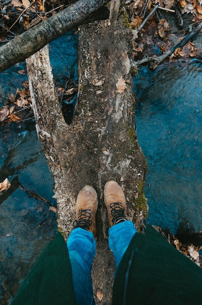 Selfie de pés em botas no outono ou na primavera. viagem e aventura na floresta