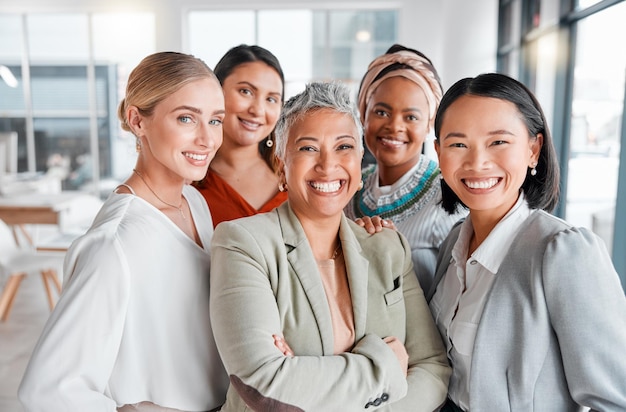 Selfie de retrato de diversidade e mulheres de negócios trabalho em equipe sucesso global ou empoderamento de grupo na liderança de escritório Carreira de mídia social de mulher negra asiática e pessoas idosas ou foto de perfil de equipe