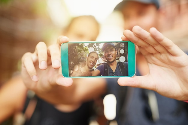 Selfie de tela de telefone e casal com mãos de férias e férias na Tailândia memória e mídia social Closeup de pessoas e celular para conteúdo aventura e viagem com viagem de fuga ou conexão