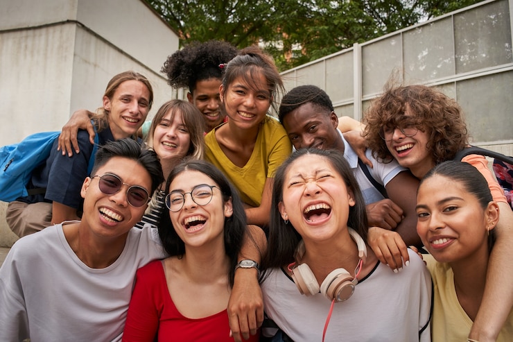 Foto selfie de um grupo de alunos olhando para a câmera rindo felizes por estar de volta à escola e por estar juntos ...