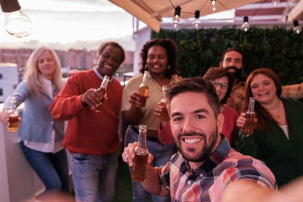 Selfie de um grupo intergeracional de amigos com foco em primeiro plano se divertindo Conceito juntos