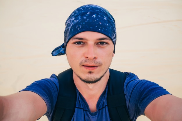 Selfie de um homem viajando no deserto