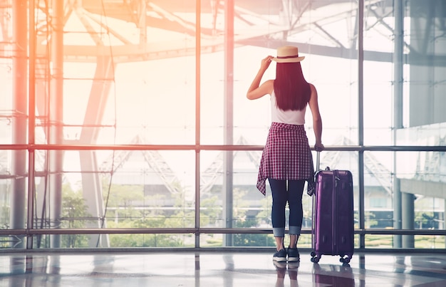 Foto selfie der jungen frau im internationalen flughafen,