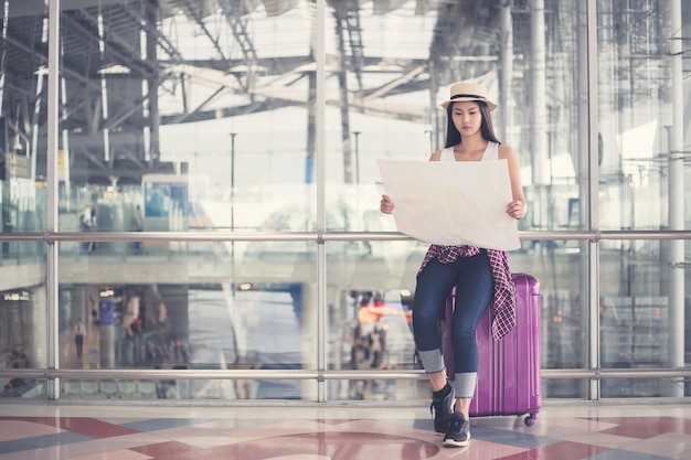 Selfie der jungen Frau im internationalen Flughafen,