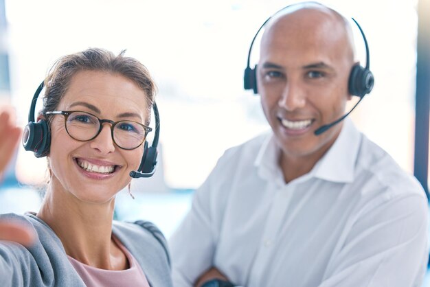 Selfie do agente de marketing do operador de call center e consultores de vendas na chamada de vídeo da webcam em um escritório Amigável sorridente e prestativo consultoria de equipe de suporte entre em contato conosco linha direta para atendimento ao cliente