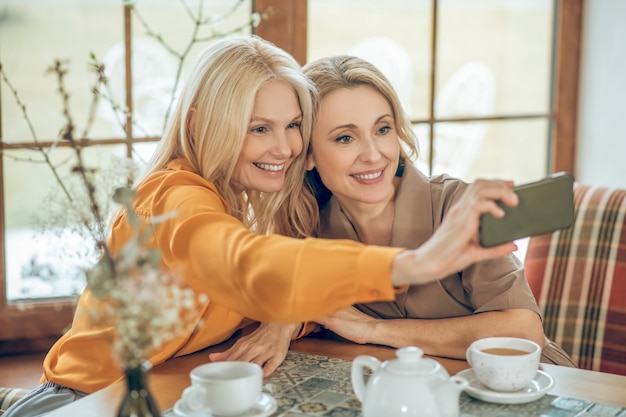 Selfie. Dos lindas damas pasando tiempo juntos y haciendo selfie