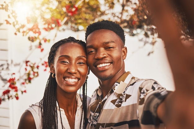 Selfie eines glücklichen schwarzen Frau- und Mannpaares, das sich bei Sonnenuntergang im Freien verliebt Schöne junge Freundin und Freund lächeln fotografiert Porträterinnerung zusammen und teilt die Beziehung online im Internet