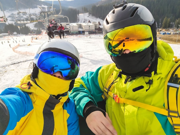 Selfie eines Paares bei Winteraktivitäten im Skigebiet