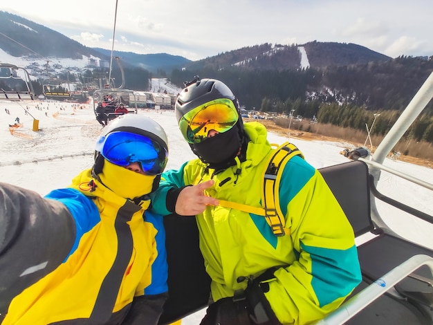 Selfie eines Paares bei Winteraktivitäten im Skigebiet