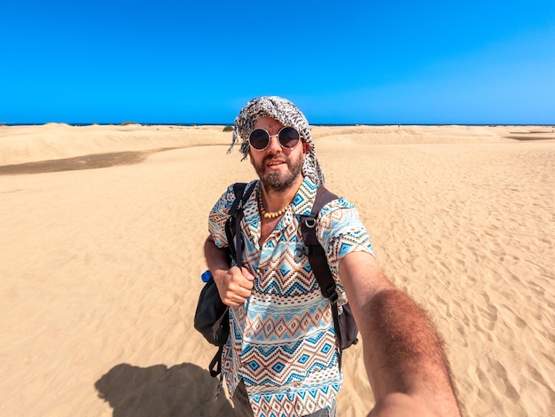 Selfie eines Touristen im Urlaub in den Dünen von Maspalomas Gran Canaria Kanarische Inseln