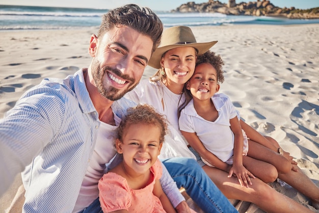 Selfie em família e crianças se unindo na praia em confiança, segurança e férias de verão pelo oceano ou mar do México, sorriso de retrato de Pov e pais felizes com crianças ou meninas para fotografia de mídia social