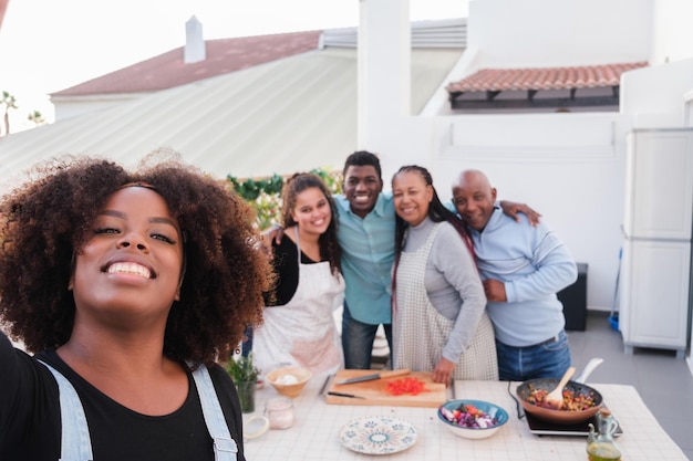 Selfie em família enquanto prepara comida no terraço em casa, família e conceito de comida saudável