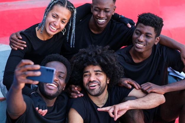 Selfie em grupo de jovens com estilo urbano na cidade