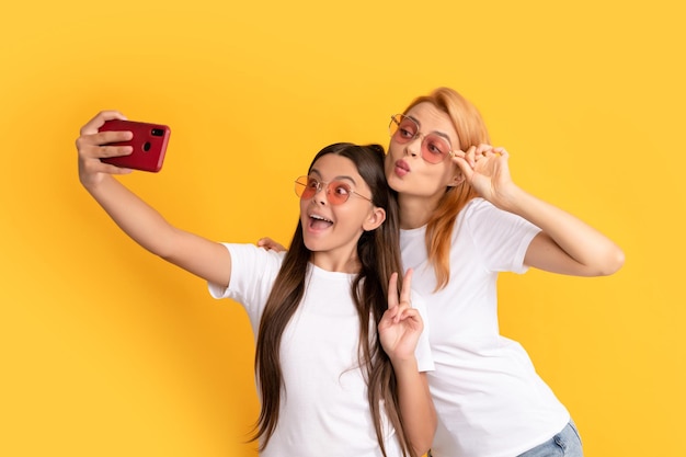 Selfie familia vida moderna tecnología móvil con videollamada madre e hija vlogging